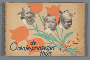 Ein Buch mit einem Cover, das drei strahlende Kinder verschiedenen Alters und Geschlechts zeigt, das auf einer flachen Oberfläche liegt.