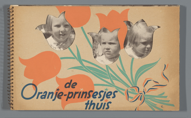 Ein Buch mit einem Cover, das drei strahlende Kinder verschiedenen Alters und Geschlechts zeigt, das auf einer flachen Oberfläche liegt.