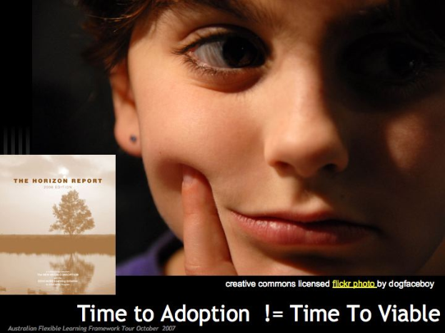 Ein junger Junge mit der Hand am Kinn schaut konzentriert auf ein Poster mit der Aufschrift "Zeit bis zur Adoption = Zeit bis zur Lebensfähigkeit".