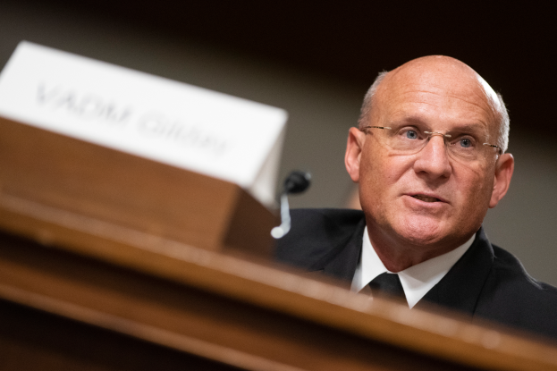 Ein Mann im Anzug und Krawatte sitzt an einem Tisch mit einem Namensschild und Mikrofon und spricht vor dem Senatsjustizausschuss auf dem Kapitols Hill in Washington, D.C. Der Hintergrund ist unscharf.