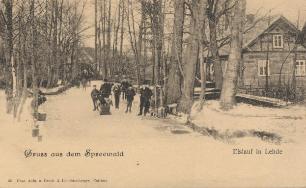 Ein altes Schwarz-Weiß-Foto von Menschen, die auf einer verschneiten Straße in Lechtenberger, Deutschland, entlanggehen, gesäumt von Bäumen und Häusern, mit Text unten.