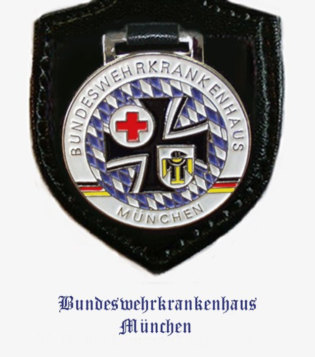 Schwarzes Lederabzeichen mit einem roten Kreuz-Logo, beschriftet mit "Bundeswehrkrankenhaus München"