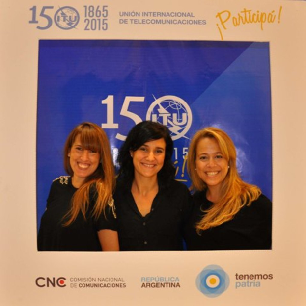 Ein Foto Rahmen mit drei Frauen auf blauem Hintergrund, umgeben von Sponsorennamen und einem Unternehmensnamen.