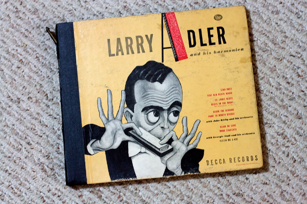 Ein Buchumschlag mit einem Mann und Text, mit einer Fußmatte unten.