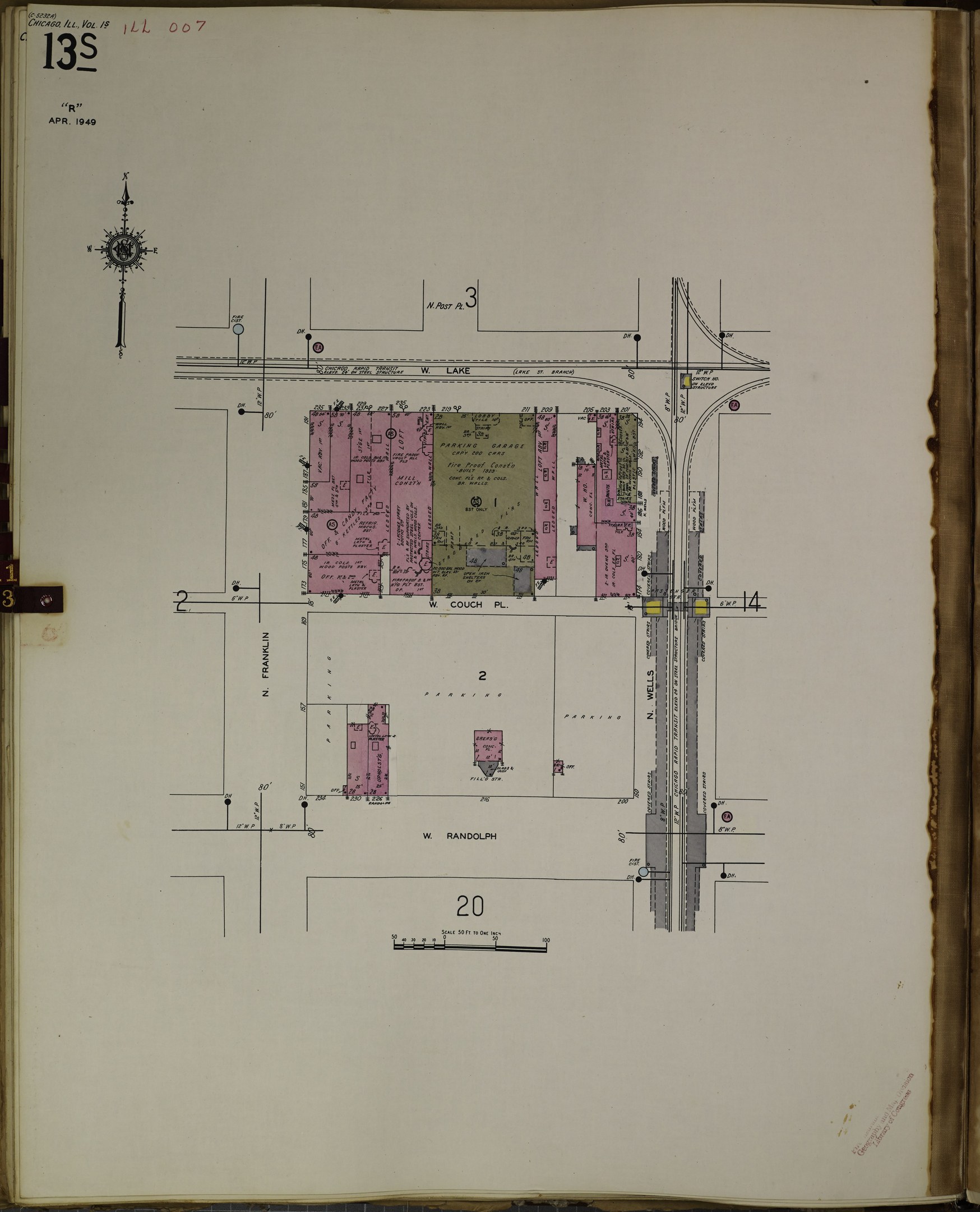 Offenes Buch mit einer detaillierten Stadtkartendarstellung auf einer Seite und dichtem Text auf der anderen, die die Stadtplanung darstellt.