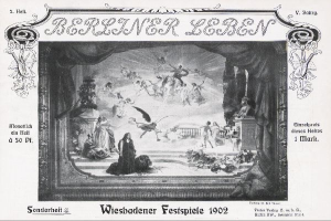 Schwarzes und weißes Foto einer Bühne von den Wiesbadener Festspielen 1902, das Darsteller in traditioneller deutscher Kleidung und ein klatschendes Publikum zeigt.