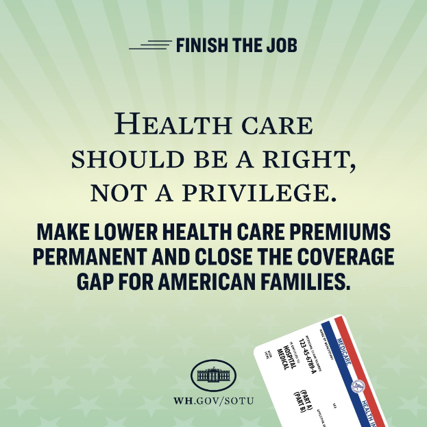 Ein Plakat mit dem Text "Beende den Job: Gesundheit sollte ein Recht sein, nicht ein Privileg" und eine Karte mit der Aufschrift "Mache niedrigere Gesundheitskosten permanent und schließe die Lücke in der Deckung für amerikanische Familien."