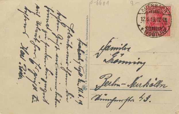 Alte deutsche Postkarte mit einem roten Stempel und dem gedruckten Text "Gesimnacks & Co. & Co." auf einem vergilbten Umschlag.
