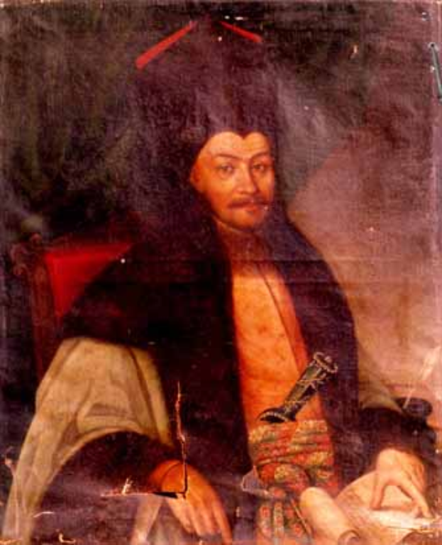 Ein Mann in einem langen Gewand sitzt in einem Stuhl, hält ein Buch und einen Stift in der Hand und hat einen nachdenklichen Gesichtsausdruck, während er in die Ferne schaut.