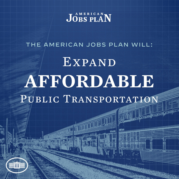 Plakat mit einem Zug auf Eisenbahnschienen und mehreren Menschen in der Nähe, das 'The American Jobs Plan Will Expand Affordable Public Transportation' bewirbt.