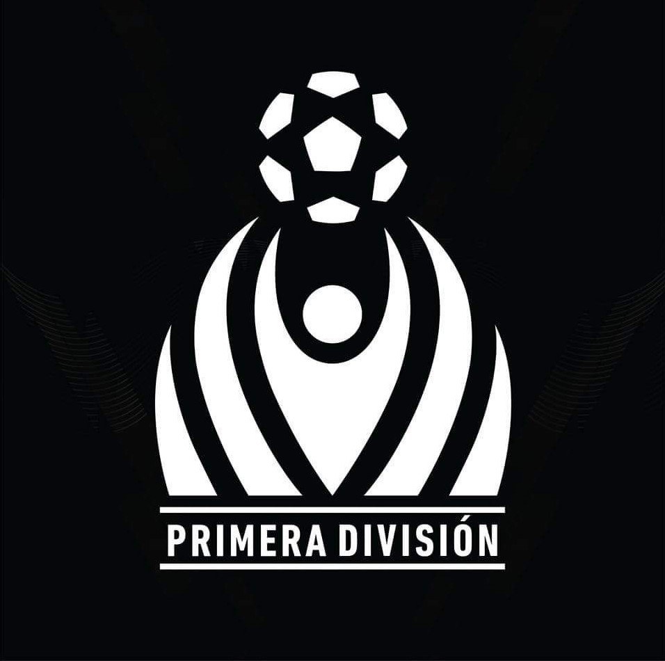 Schwarze und weiße Primera Division-Logo mit einem Füßball innerhalb eines weißen Kreises auf einem schwarzen Hintergrund, mit "Primera Division" in fetter weißer Schrift über dem Ball.