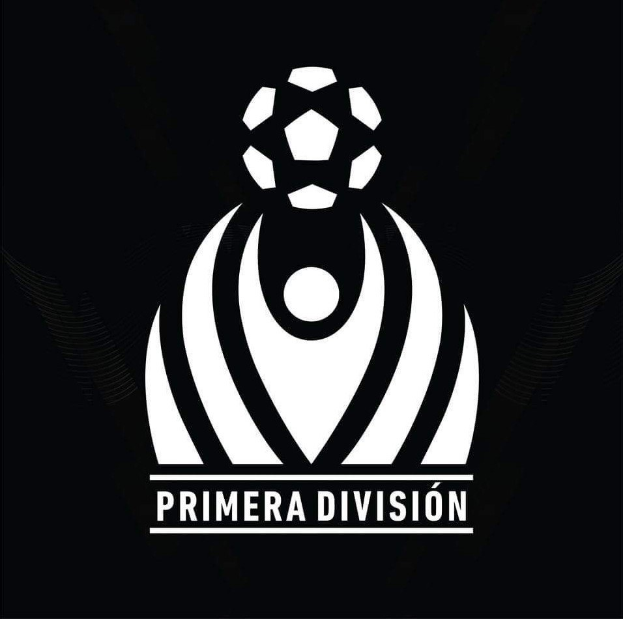 Schwarze und weiße Primera Division-Logo mit einem Füßball innerhalb eines weißen Kreises auf einem schwarzen Hintergrund, mit "Primera Division" in fetter weißer Schrift über dem Ball.
