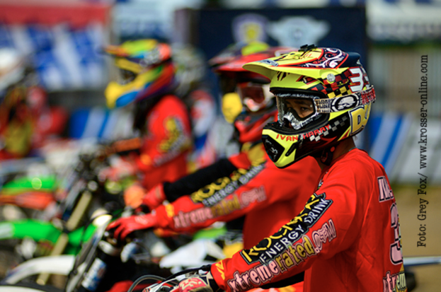 Mehrere Personen fahren Fahrrad und tragen Helme.