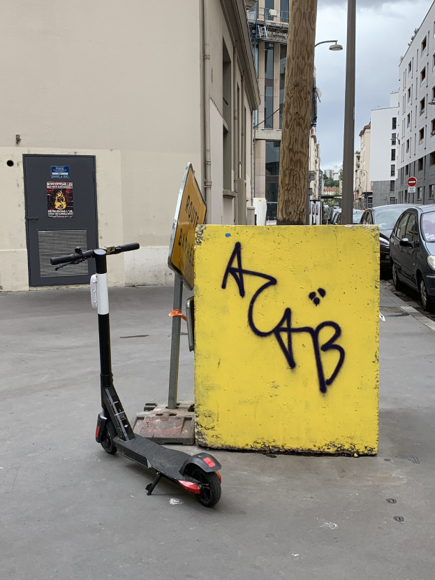 Marxloh: Geisterhaftes Weißes E-Scooter-Denkmal mit Abschreckungseffekt: "Jede Fahrt kann ein Leben verändern"