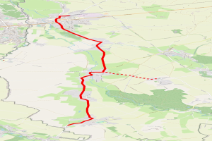 Karte einer Stadt mit einer roten Linie, die eine Fahrradroute markiert, die Straßen, Sehenswürdigkeiten und Punkte von Interesse zeigt.
