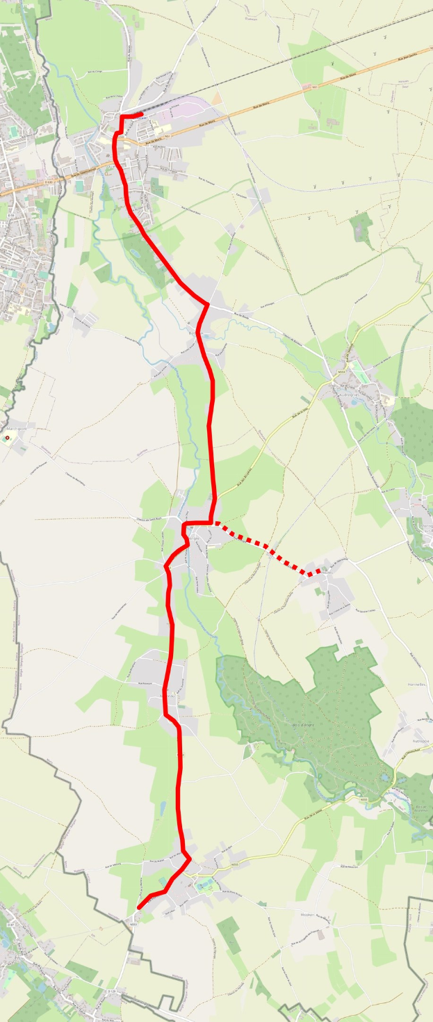 Karte einer Stadt mit einer roten Linie, die eine Fahrradroute markiert, die Straßen, Sehenswürdigkeiten und Punkte von Interesse zeigt.