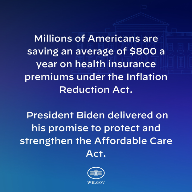 Blauer Hintergrund mit weißer Schrift, die besagt, dass Millionen von Amerikanern durchschnittlich 800 USD pro Jahr an den Gesundheitskosten sparen, seit dem Inflation Reduction Act in Kraft getreten ist, mit einem Logo.