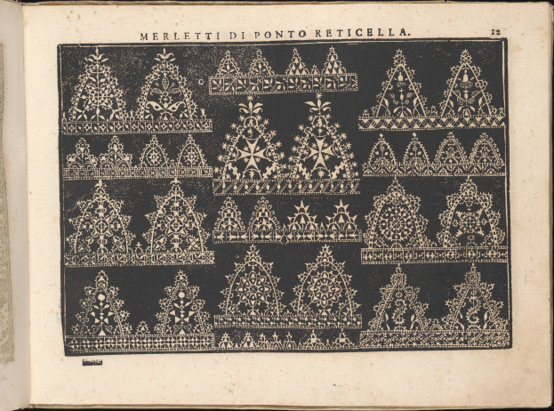 Ein aufgeschlagenes Buch mit einer Zeichnung eines geschmückten Weihnachtsbaums mit detaillierten Mustern und Text.