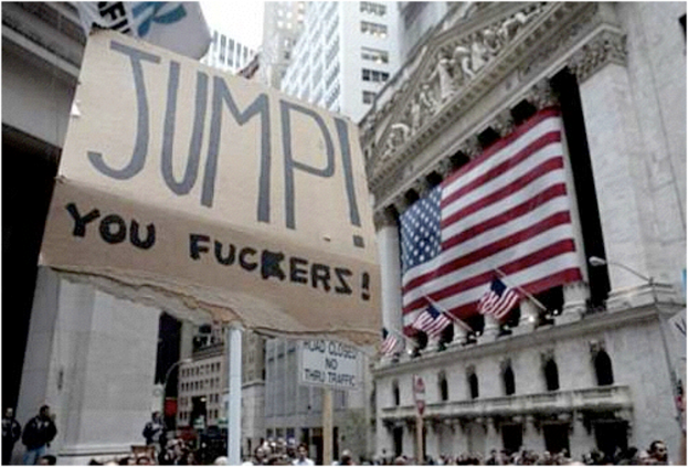 Eine große Gruppe von Menschen mit Schildern und US-Flaggen vor Gebäuden