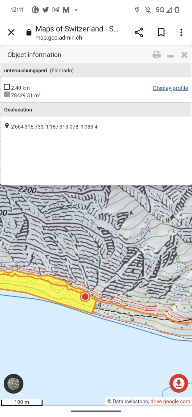 Ein Mobilbildschirm, der eine topografische Karte der Schweiz anzeigt, mit begleitendem Text und Symbolen, die detaillierte Informationen über den Bereich bereitstellen.