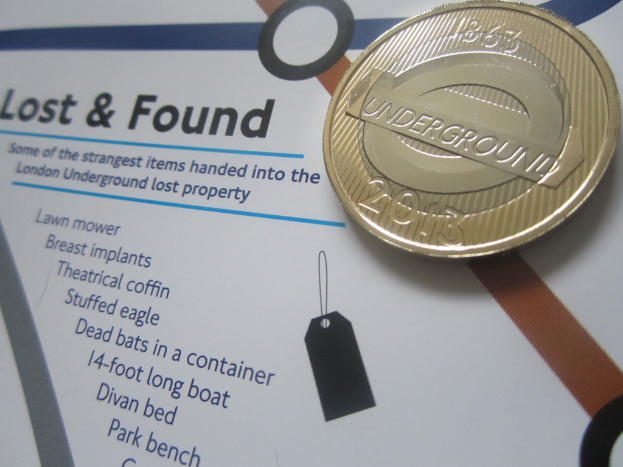 Eine Münze wird auf der rechten oberen Ecke eines Objekts mit Text plaziert.