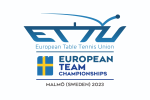 Das Logo der Europäischen Tischtennis-Union (ETU) zeigt einen blauen Kreis mit einem weißen Tennisracket in der Mitte, umgeben von einem weißen und blauen Rand, mit der darunter in fetter, schwarzer Schrift geschriebenen Aufschrift "Europäische Mannschaftsmeisterschaften".