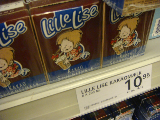 Ein Gestell, das verschiedene Lebensmittel mit einem Schild enthält.