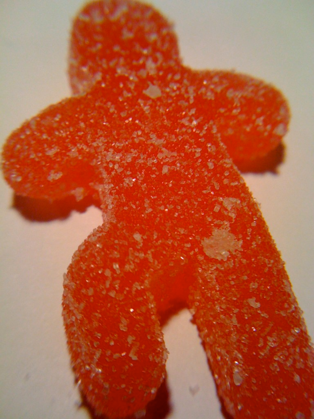 Ein Bonbon, das mit Zucker überzogen ist.