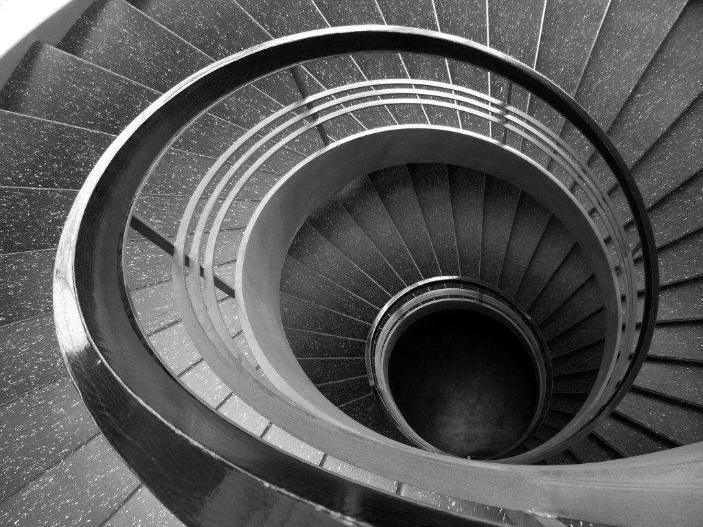 Treppe mit Geländer.