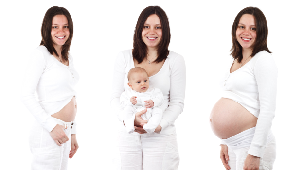 Drei schwangere Frauen, die fröhlich mit einer Frau, die ein Baby hält, vor einem hellen Hintergrund stehen.