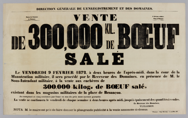 Anzeige für einen Rindfleischverkauf mit dem Text "Vente de 300,000 Kil Kil de Boeuf Sale" auf einem an einer Wand befestigten Blatt Papier.