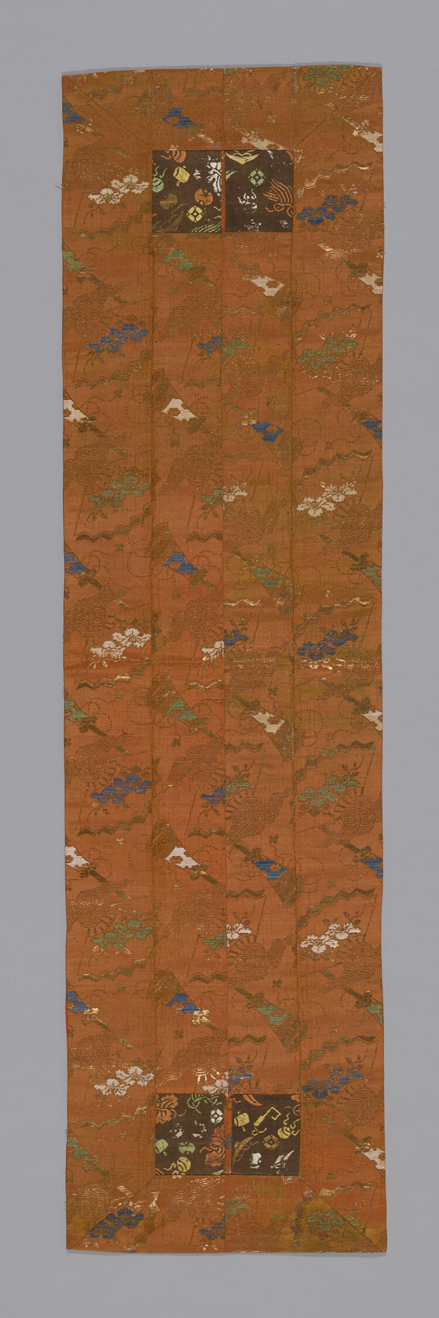 Ein japanisches Kimono mit einem orangen Hintergrund und einem floralen Design, das eine Szene aus der Serie Fifty-Three Stations of the Tokaido zeigt, mit detaillierten und leuchtenden Farben.