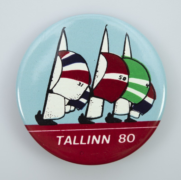 Der lettische Europaabgeordnete Kols überreichte Kaja Kallas ein Aufkleber mit einem "Baltischen Chihuahua" vor dem Hintergrund der Flaggen der baltischen Länder