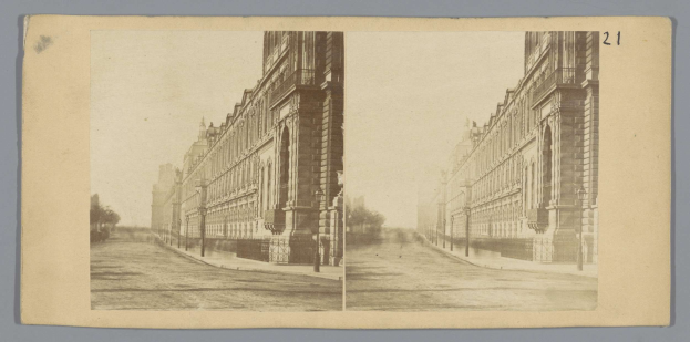 Schwarz-weiß-Foto einer New York City-Straße mit Gebäuden, Straßenmasten, Lampen, Bäumen und Himmel, mit dem Text "New York Public Library, New York City" unten.