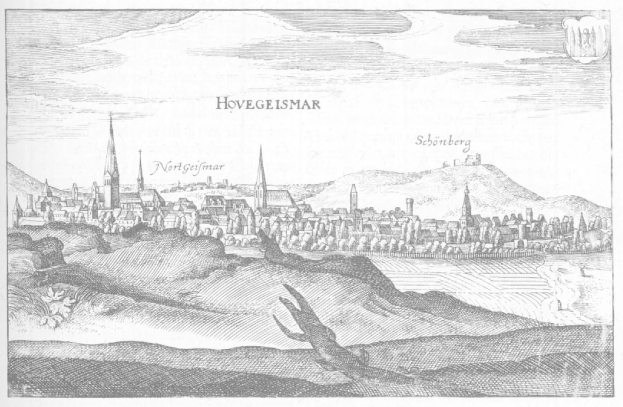 Schwarzes und weißes Zeichnung von Hovegeismar, Deutschland, mit einer Stadtlandschaft und Bergen im Hintergrund, begleitet von Text.