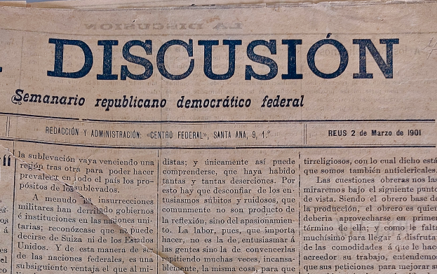 Eine vergilbte, leicht zerknitterte Zeitung mit der schwarzen Aufschrift "Diskussion", die die Schlagzeile "Semanario Repúblicano Democrático Federal" trägt.
