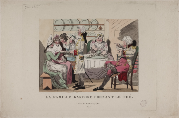 Eine Familie sitzt um einen Esstisch mit Tellern, Tassen, Untertassen und anderen Gegenständen, mit einem Gestell im Hintergrund und Text unten.