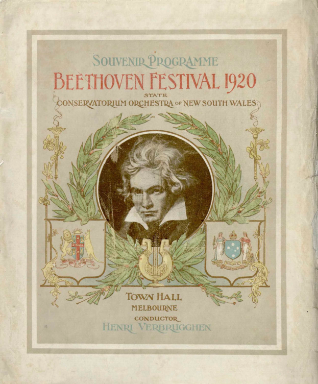Ein altes Buchcover mit einem Mann in einem wei├čen Hemd mit ernstem Gesichtsausdruck, umgeben von Text und Logos, betitelt "Beethoven-Festival 1920".