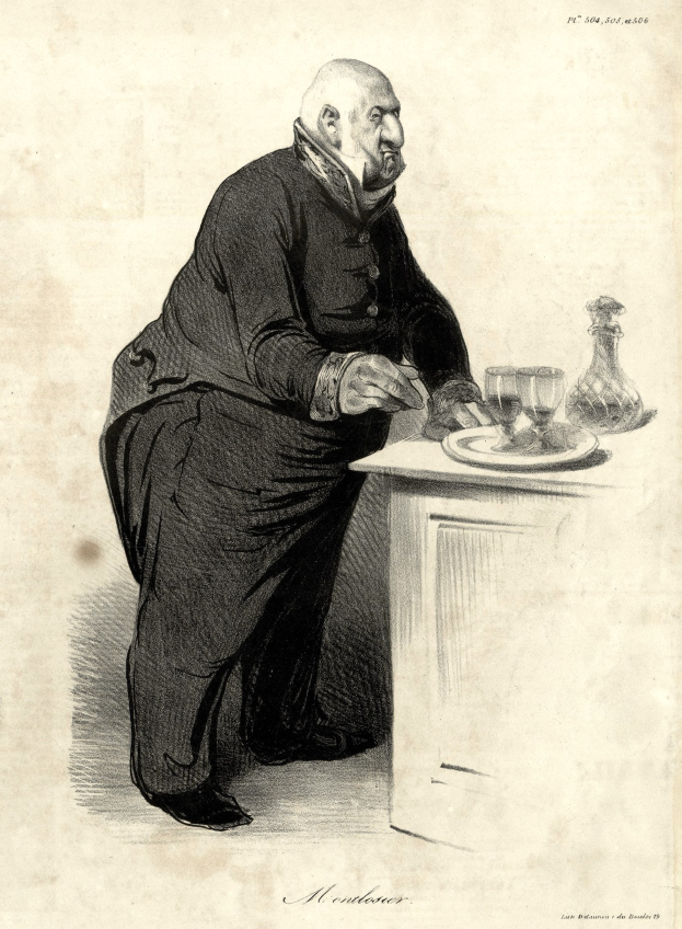 Ein älterer Mann sitzt an einem Tisch mit einem Teller Essen, Gläsern und einem Glas; Text ist am unteren Rand des Bildes sichtbar.