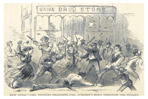 Eine Zeichnung auf Papier zeigt eine Gruppe von Menschen, einige bewaffnet, die eine Leiche vor einem Gebäude mit Text schleppen, und die Bildunterschrift lautet "New York - Die Aufständischen schleppen Col. O'Briens Leiche durch die Straße."