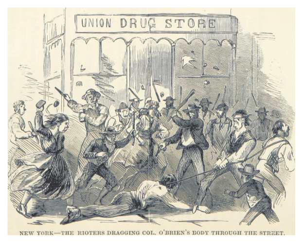 Eine Zeichnung auf Papier zeigt eine Gruppe von Menschen, einige bewaffnet, die eine Leiche vor einem Gebäude mit Text schleppen, und die Bildunterschrift lautet "New York - Die Aufständischen schleppen Col. O'Briens Leiche durch die Straße."