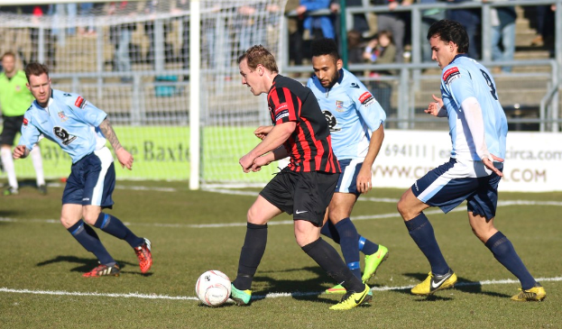 Eine Gruppe von Menschen spielt mit einem Fussball.