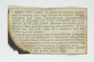 Ein Blatt Papier mit dem Text "Behalten Sie diese Karte, sie zeigt die Kontonummer, die für die Führung Ihrer Lohnunterlagen für die gesetzliche Rentenversicherung und die Arbeitslosenversicherung verwendet wird."