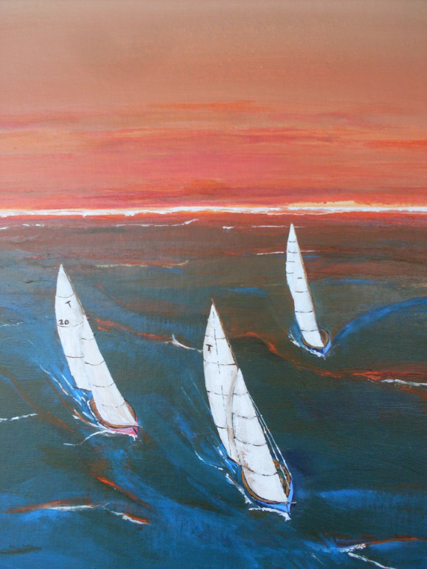 Ein Porträt mit mehreren Schiffen, die auf dem Wasser fahren.