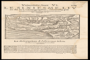 Ein altes Buch mit einem schwarzen Hintergrund, das eine detaillierte Karte von Afrika zeigt, einschließlich geografischer Merkmale wie Berge, Flüsse und Städte, mit begleitendem Text, der weitere Informationen bietet.