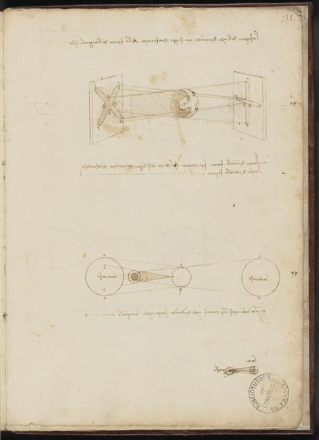 Ein aufgeschlagenes Buch mit einer detaillierten Zeichnung eines Flugzeugs, das als Leonardo da Vincis Patent für eine fliegende Maschine gilt, mit begleitendem Text, der den Patentprozess beschreibt.