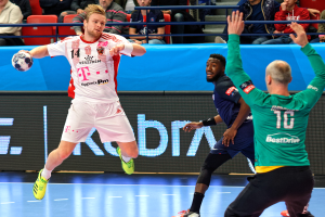 Eine Gruppe von Männern spielt Handball auf einem Court, mit einem Ball in der Mitte der Aktion und Zuschauern im Hintergrund bei der Futsal-Weltmeisterschaft 2019, während Bayern München gegen Paris Saint-Germain spielt.