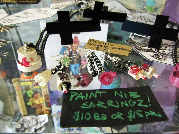 Ein Glastisch zeigt mehrere Kreuzsymbole, Papiere und Schlüsselanhänger.