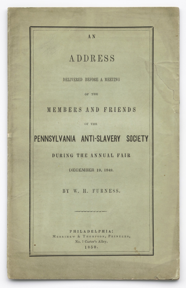 Ein offenes Buch mit dem Titel "Eine Ansprache vor einer Versammlung der Mitglieder und Freunde der Pennsylvania Anti-Slavery Society während der jährlichen Messe" mit Text auf der sichtbaren Seite.