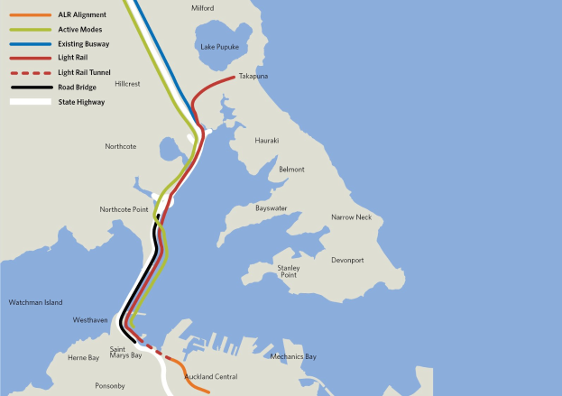 Eine detaillierte Stadtkarte mit einer roten Linie, die die geplante Bahnroute markiert, einschließlich Haltestellen und der Umgebung, mit Text, der Routen Details bereitstellt.